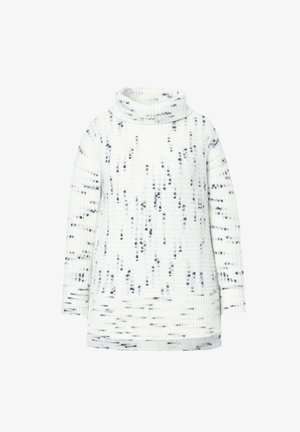 Suéter blanco con un alto cuello vuelto, que presenta un diseño de punto texturizado y motas azul oscuro en toda su superficie. Mangas largas y dobladillo recto.