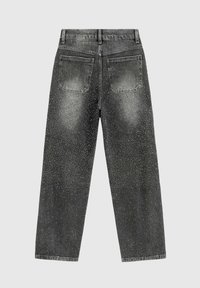 Jeans en denim noir avec une coupe décontractée, présentant un design délavé, ornés de petites taches dispersées, et avec des poches arrière traditionnelles.