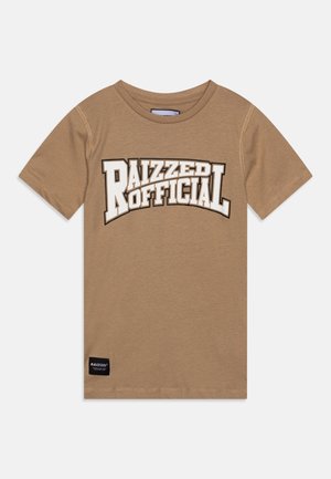 Kortærmet T-shirt med hvid og sort indrammet tekst "RAIZZED OFFICIAL" på brystet og en lille sort mærkeetiket nær sømkanten.