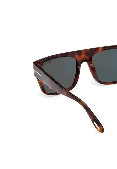 Ochelari de soare din tortoise cu lentile gri, design unghiular, brațe elegante și accente argintii. Finisaj de înaltă luciu cu textură netedă.