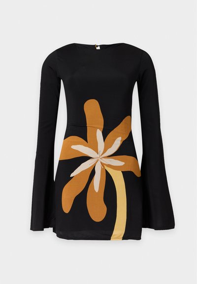 Μαύρο φόρεμα με μακριά μανίκια, φαρδιά καμπάνα μανίκια και μεγάλο αφηρημένο πορτοκαλί και μπεζ λουλουδένιο σχέδιο στο μπροστινό μέρος.