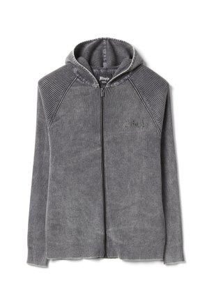 Sudadera con capucha gris a rayas con cremallera, mangas largas y logo bordado sutil en el pecho, exhibida plana sobre un fondo blanco.