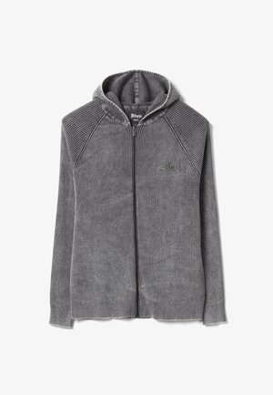 Sudadera con capucha gris a rayas con cremallera, mangas largas y logo bordado sutil en el pecho, exhibida plana sobre un fondo blanco.