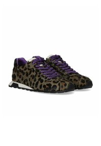 Sneakers con stampa leopardata e lacci viola, texture in pelliccia, suola in gomma nera e accenti grigio chiaro; design atletico moderno.