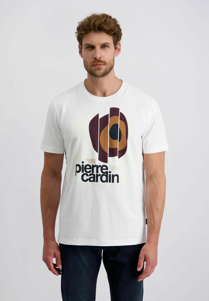 Weißes Baumwoll-T-Shirt mit einem runden Grafikdesign in Braun und Schwarz sowie dem Text "pierre cardin 1954", kurzen Ärmeln und einem Rundhalsausschnitt.