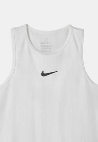 Λευκή αθλητική μπλούζα τύπου Dri-FIT με υφή, στρογγυλή λαιμόκοψη και λογότυπο Nike σε μαύρο χρώμα, κεντραρισμένο πλησίον του στήθους. Σχεδίαση με κανονική εφαρμογή.