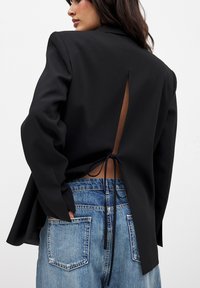 NA-KD WITH OPEN BACK - Kort kappa / rock - black