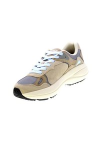 Sneaker beige e grigia con tomaia in suede testurizzato, pannelli in mesh, dettagli azzurri e suola spessa color crema. Presenta una punta nera a contrasto.