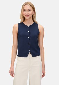 Marinefarbener ärmelloser Cardigan mit Rundhalsausschnitt, Frontknopfverschluss und geradem Schnitt. Aus einem weichen Stoff gefertigt, mit glatter Textur.