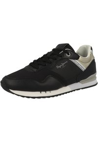 Zwarte sneaker van gestructureerd leer en mesh, met grijze accenten, vetersluiting en een witte tussenzool met een zwarte rubberen buitenzool.