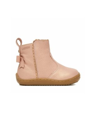 Bota para niño pequeña de color rosa claro con suela marrón, borde ondulado, lengüeta en el talón y nombre de la marca Lasocki en el lateral.
