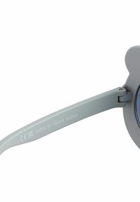 Lunettes de soleil grises de taille enfant avec une monture ronde et des verres teintés. Présentent une texture lisse, un matériel en métal et des branches ajustables.