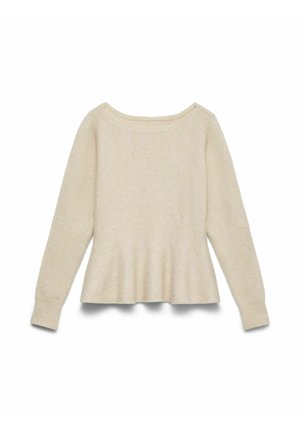 Bež dolg rokav pleten pulover z ladijskim izrezom in rebrastimi manšetami, položen na ravno belo ozadje.