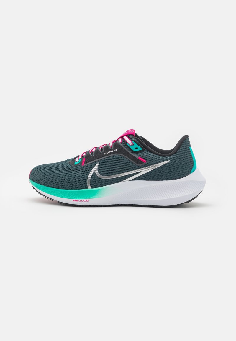 Chaussure de course Nike Pegasus 40 bleu sarcelle foncé avec lacets roses, swoosh argenté, accents bleu sarcelle et semelle blanche sur fond blanc.
