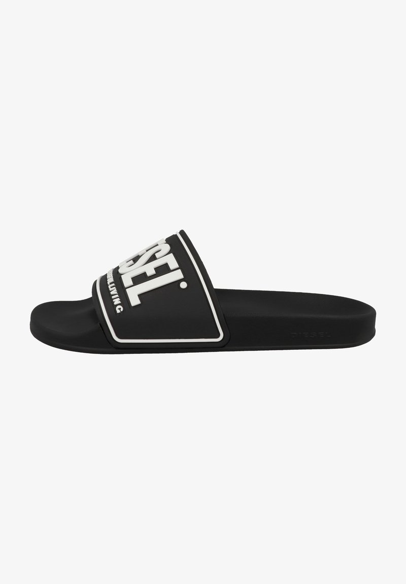 Sandale à enfiler noire avec logo Diesel blanc sur large bride et semelle intérieure profilée pour un port décontracté.