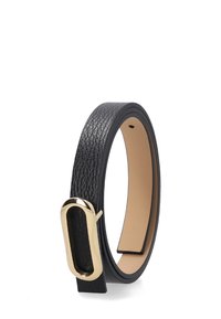 Sort tekstureret læderbælte med en skinnende gylden oval spænde, rullet sammen og stående oprejst på en hvid baggrund.