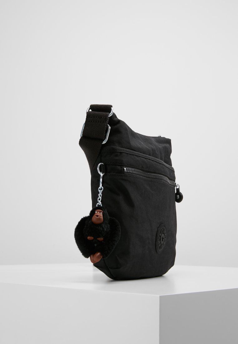 ARTO Axelremsväska black ARTO Axelremsväska black