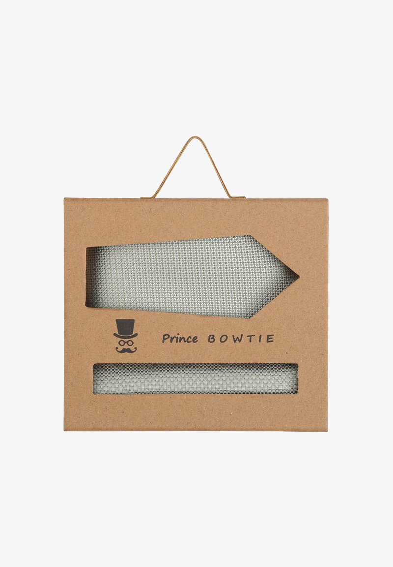 Eine Fliege aus leicht grauem gewebtem Stoff, verpackt in einer rechteckigen Box aus Kraftpapier mit Ausschnitten und einem Aufhängeloop.