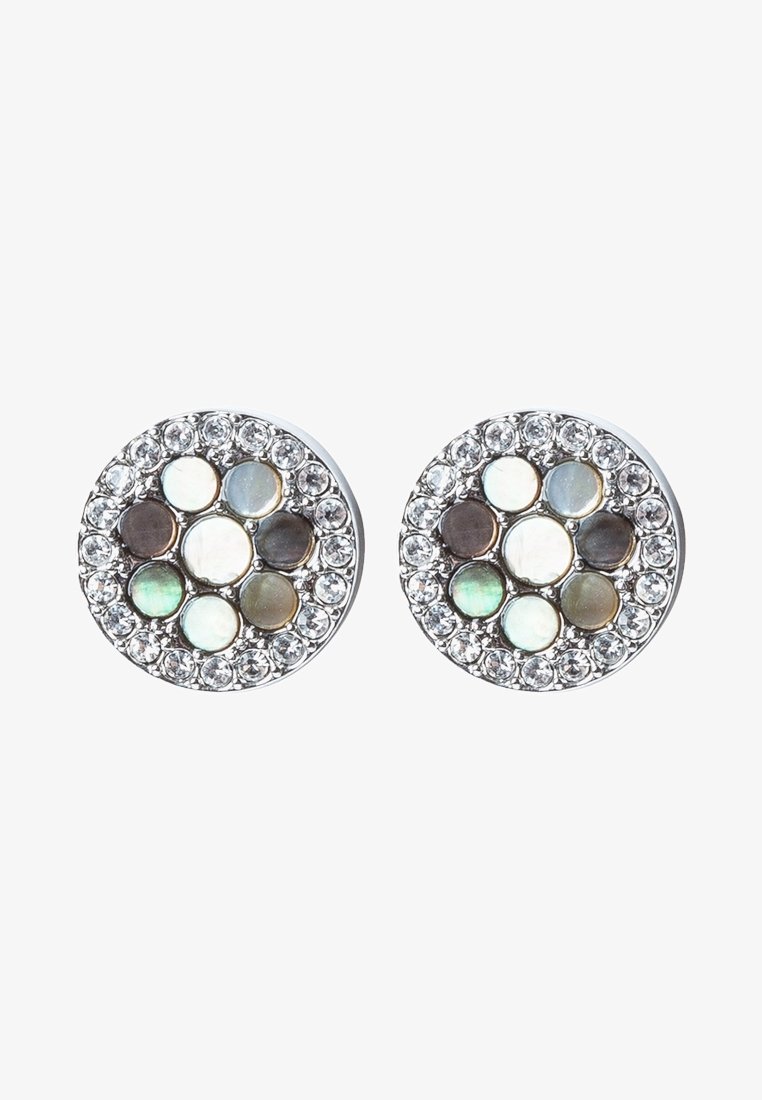 Boucles d'oreilles rondes en argent avec un groupe central de pierres iridescentes entouré d'une bordure de cristaux clairs étincelants.