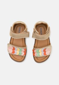 Brune sandaler med farverige, bølgede læderdetaljer i pink, orange, grøn og lavendel. Har Velcro-stropper for justerbar pasform.