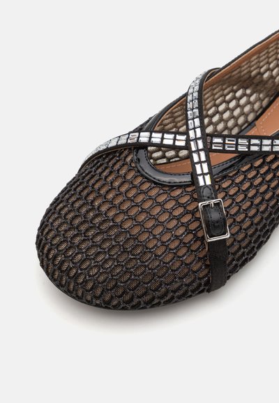 Bailarina de malla negra con una correa entrecruzada con acentos metálicos cuadrados y punta redondeada. Parte superior texturizada y forro interior suave.