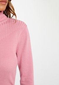 Maglione rosa a collo alto lavorato a maglia con coste verticali, design aderente e finitura senza cuciture sul collo e sulle maniche.