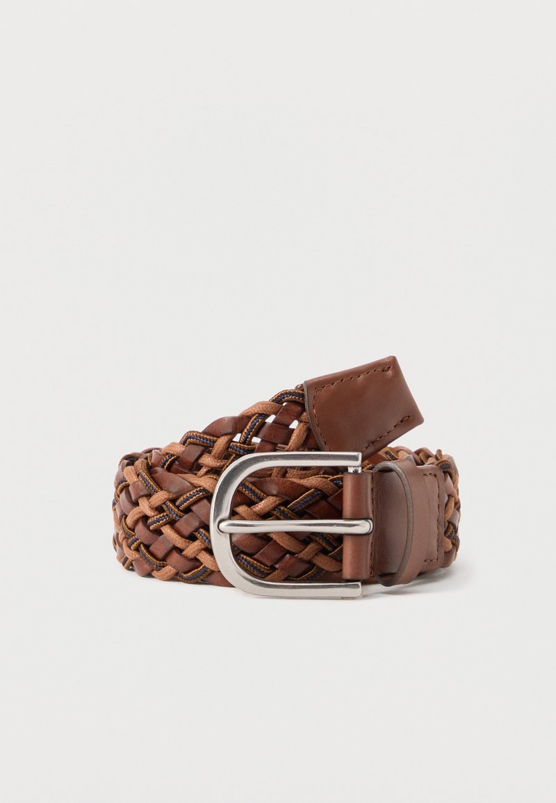 Ceinture en cuir tressé marron avec boucle en métal argenté, enroulée sur un fond blanc.