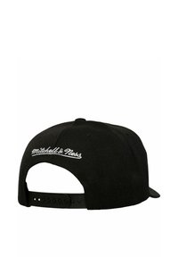 Schwarze Snapback-Cap mit strukturiertem Design, ausgestattet mit weißem gesticktem "Mitchell & Ness"-Logo auf der Rückseite und einem verstellbaren Kunststoffriemen.