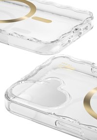 Custodia trasparente per telefono con bordo ondulato, design circolare dorato e apertura per la fotocamera. La texture è liscia, con il nome del marchio stampato in oro.