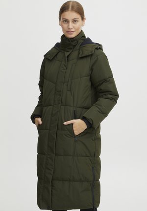 Olivenfarvet polstret jakke med høj krave, lynlåslommer og lang design. Har sorte detaljer og en quiltet tekstur.