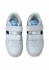 Witte sneakers met een gladde leren afwerking, uitgerust met twee klittenbandsluitingen, marineblauwe accenten en geperforeerde details op het teengebied.