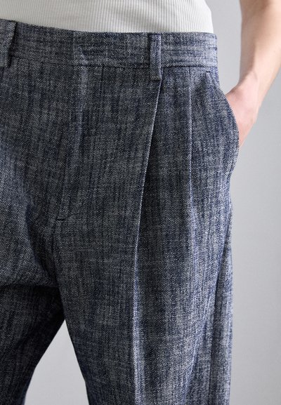 Filippa K DARCEY TEXTURED TROUSERS - Stoffhose - navy/white