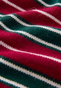 Tela de punto con rayas en burdeos, verde y blanco; superficie texturizada que muestra puntadas finas y ligera pelusa de las fibras.