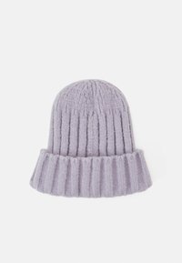 Gorro de malha lilás claro com textura canelada e aba dobrada. Material macio com um acabamento suave.