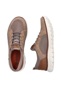 Des chaussures de sport marron clair avec des panneaux en mesh et en daim, ornées d'accents oranges, de lacets gris et d'une semelle blanche rembourrée.