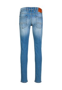 Blauwe denim jeans met een getailleerd ontwerp, voorzien van twee achterzakken met stikselaccenten en een leren label op de tailleband.