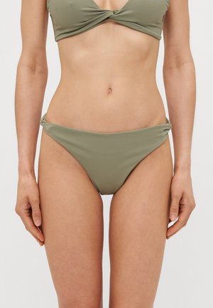 Bikini verde oliva con un design attorcigliato sulla parte superiore, realizzato in tessuto morbido ed elastico. La parte inferiore ha un taglio a vita bassa con lati arricciati.