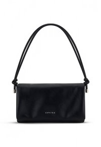 Borsa a tracolla in pelle nera con forma rettangolare, texture liscia, tracolla annodata e marchio semplice sul davanti.