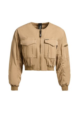 Beige korte jas met ritssluiting aan de voorkant, twee klepzakken op de borst, een ritstas aan de linkermouw en elastische manchetten en tailleband.