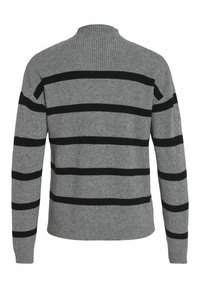Pull gris tricoté avec des rayures horizontales noires dans le dos et sur les manches, avec un col rond haut et des manches longues.