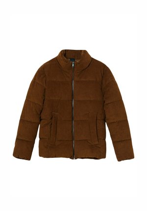 Giacca imbottita marrone con collo alto, dotata di chiusura frontale con zip e due tasche laterali. Texture morbida con motivo trapuntato.