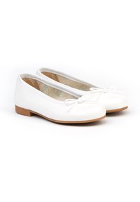 Bailarinas blancas hechas de cuero suave. Presentan una punta redonda y un pequeño lazo en la parte delantera. Suela de goma marrón para mayor durabilidad.