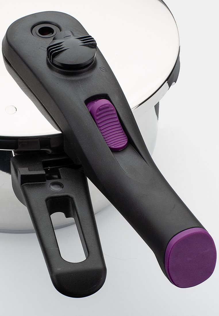 Poignée de cuiseur à pression en plastique noir et violet avec une prise texturée, dotée d'un bouton pour la libération de la pression et d'un clip pour un attachement sûr.