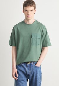 BOSS POCKET - Jednoduché tričko - open green