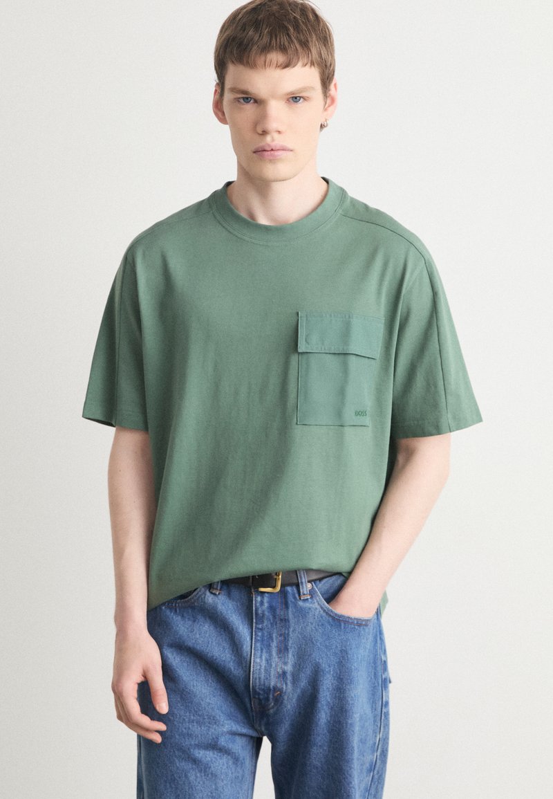 BOSS POCKET - Jednoduché tričko - open green