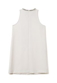 Vestido sin mangas de tela gris claro con un escote redondeado y un cuello decorativo de cuentas plateadas. Corte recto con una textura suave.