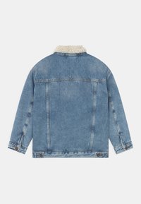 Denim jacket in light blue with a fur-lined collar. Features a relaxed fit, long sleeves, and buttoned cuffs with a classic design.