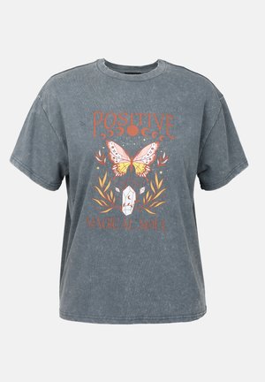 Szara, luźna koszulka z grafiką motyla i napisem "Pozytywna Magiczna Dusza". Miękka tkanina o lekko zróżnicowanej fakturze.