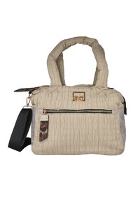 Bolso beige texturado con material arrugado, herrajes dorados, bolsillo externo con cremallera, etiqueta con estampado de animal y asas dobles. Incluye una correa desmontable.