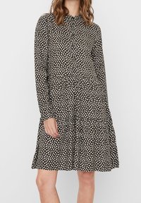 Svart klänning med vit blommönster, långa ärmar, knappstängning, samlad midja och flerlagad kjol. Lättviktsmaterial med en mjuk textur.